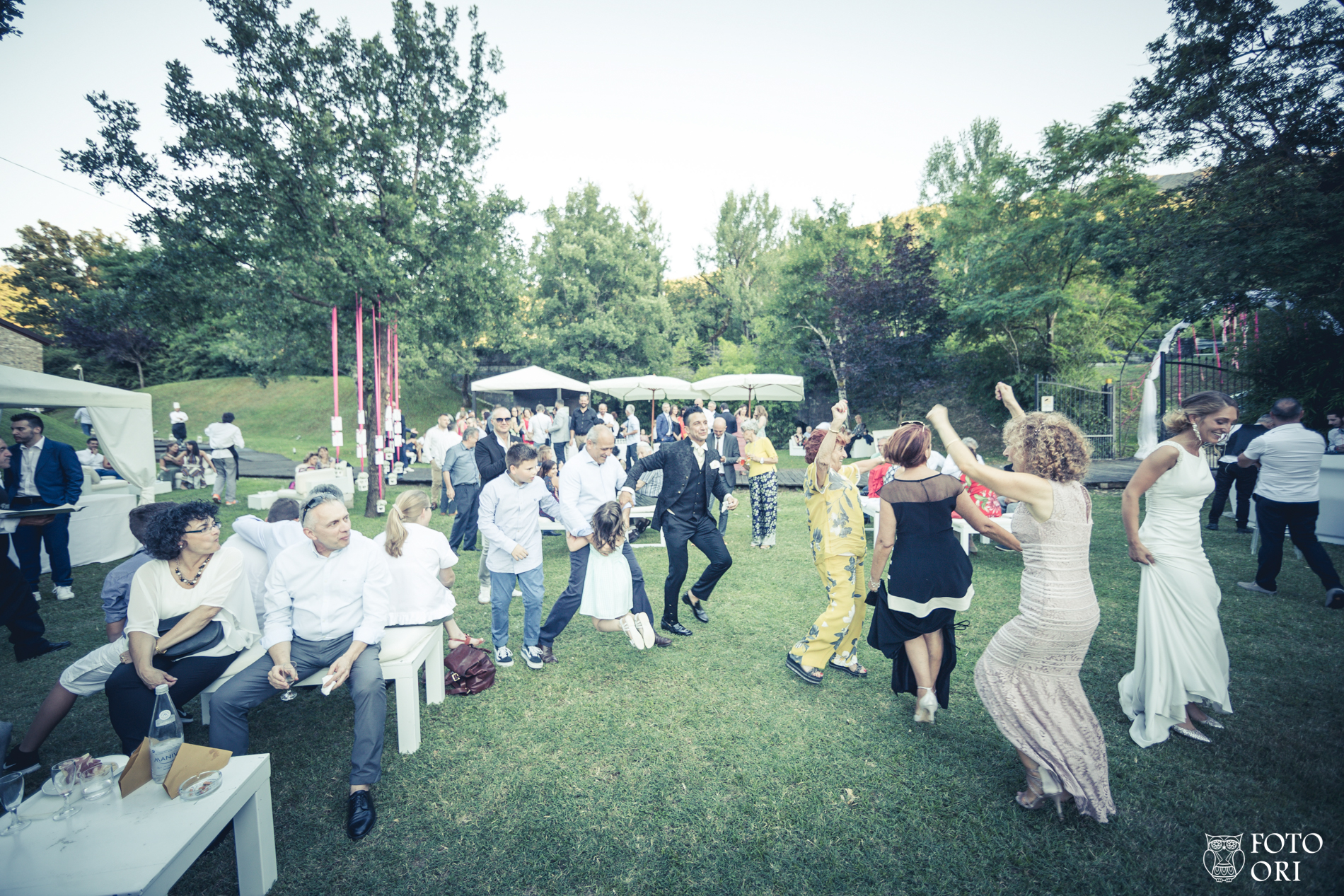 Invitati che ballano sul prato durante il ricevimento
