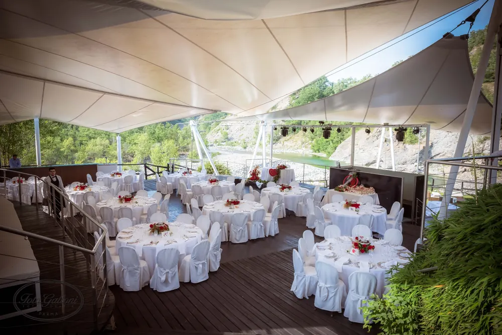 Sala ricevimento diurna sotto la tensostruttura con vista sul fiume