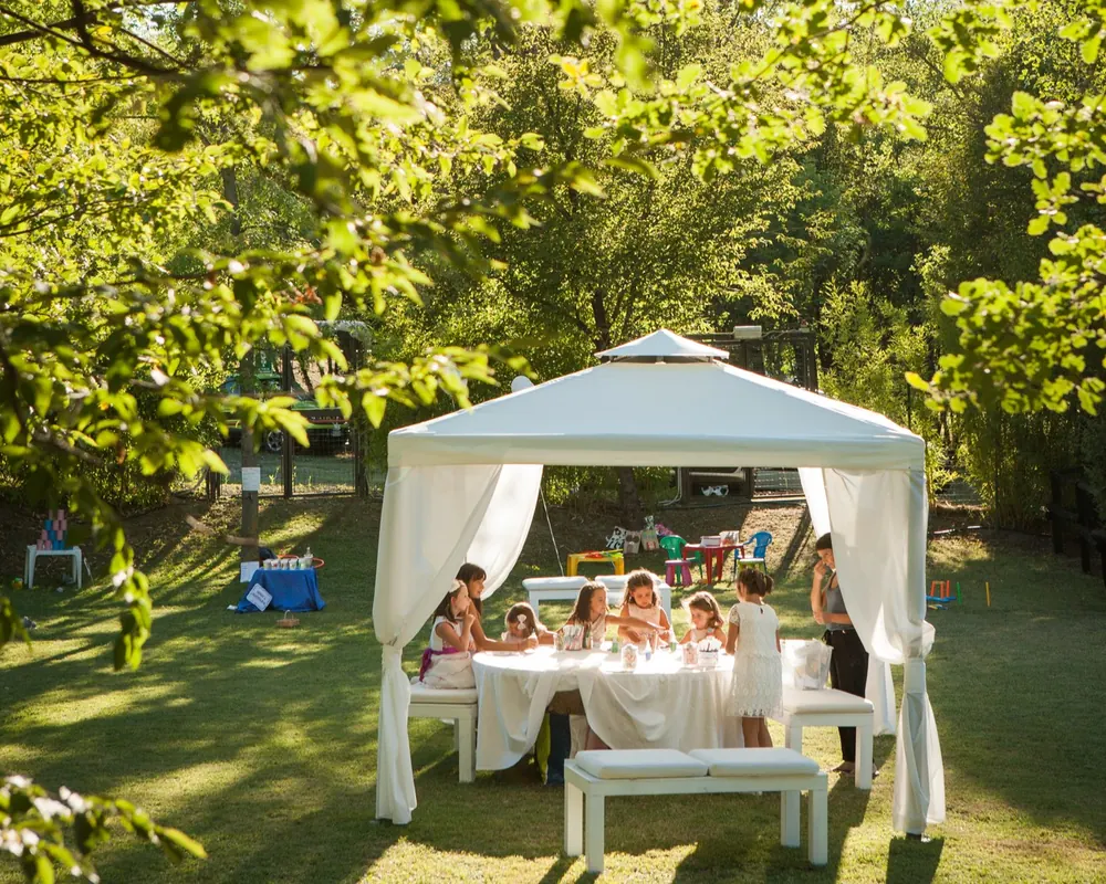 Area bimbi con gazebo bianco nel prato