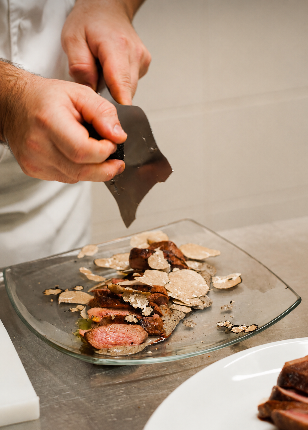 Chef impiatta filetto con tartufo