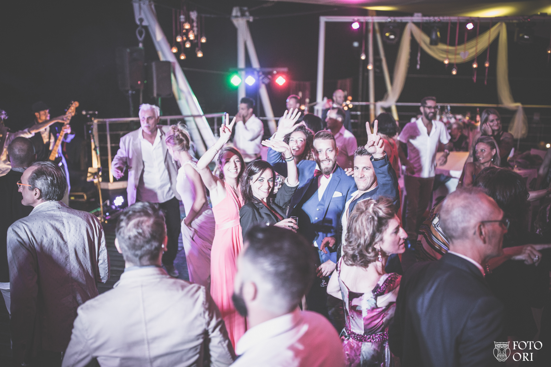Festa serale con ospiti in pista sotto le luci