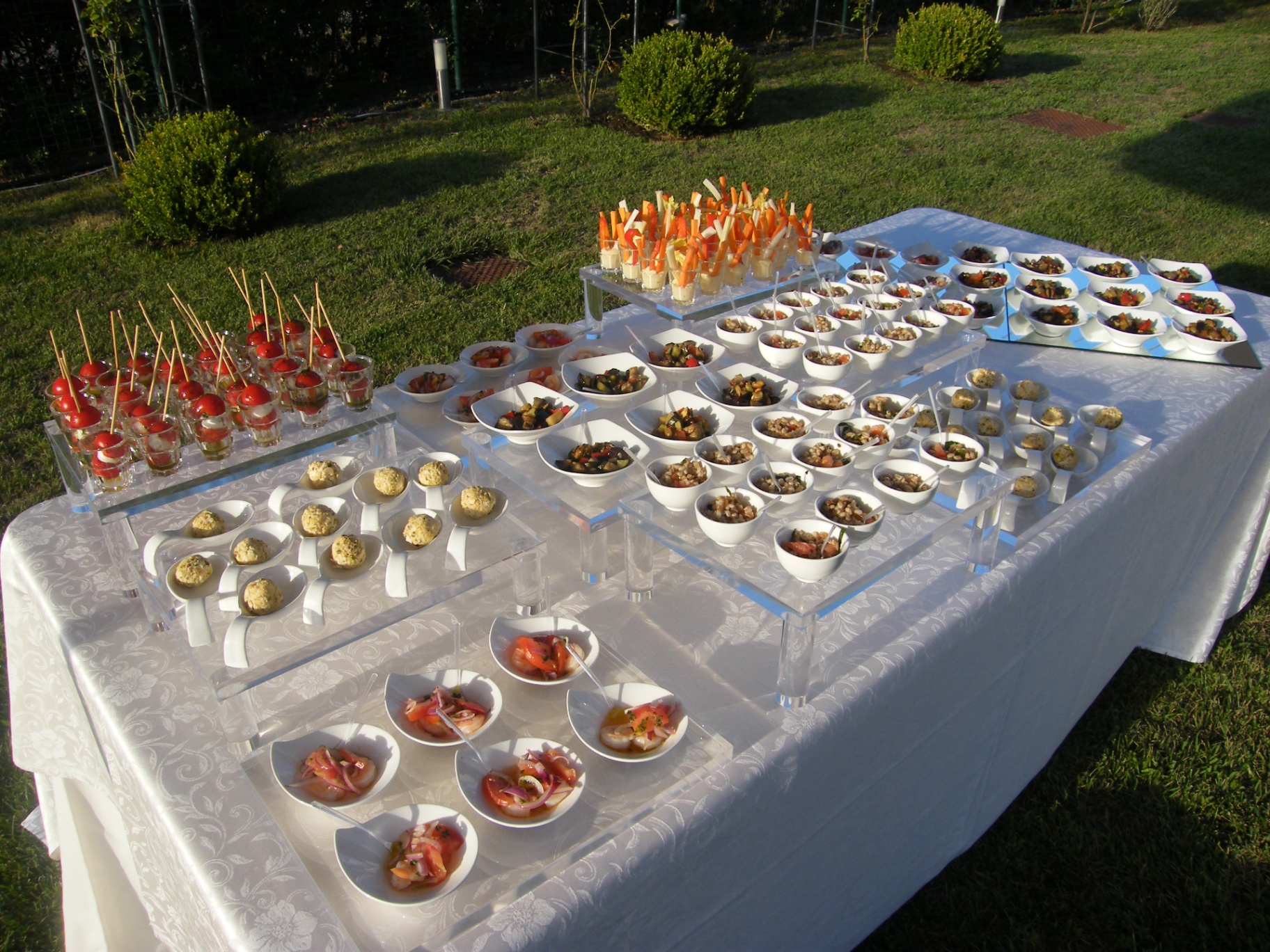 Buffet di aperitivo all'aperto